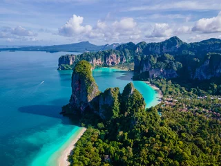 Crédence en verre imprimé Railay Beach, Krabi, Thaïlande Vue aérienne par drone de la plage de Railay Krabi Thaïlande. Plage de Railay avec des rochers calcaires du ciel