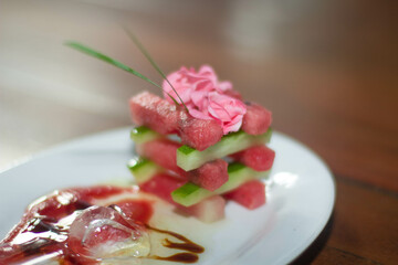 Postre de sandia en la mesa de un restaurante.