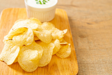 potato chips with sour cream