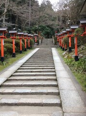 鞍馬寺へ続く道に並ぶ灯籠