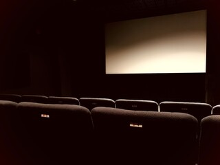 小規模な映画館のスクリーンと座席 - obrazy, fototapety, plakaty