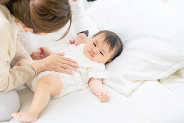 Fototapeta na wymiar 赤ちゃんを寝かしつける両親　子育てイメージ