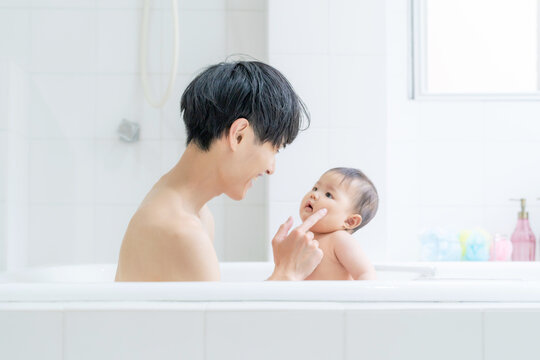 赤ちゃんをお風呂に入れる男性