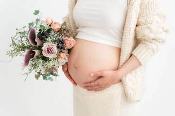 マタニティ 産まれる直前の妊婦のお腹