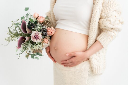 マタニティ 産まれる直前の妊婦のお腹