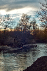 Herbstliche/Winterlich kahle B&auml;ume an einem Fluss 1