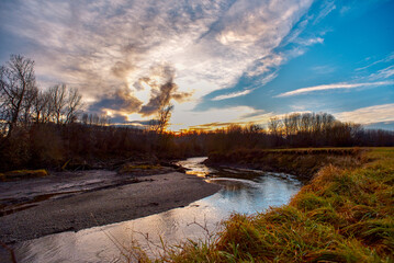 Herbstliche/Winterlich kahle B&auml;ume an einem Fluss 3