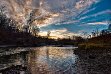 Herbstliche/Winterlich kahle B&auml;ume an einem Fluss 4