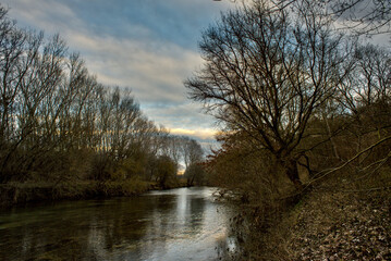 Herbstliche/Winterlich kahle B&auml;ume an einem Fluss 6