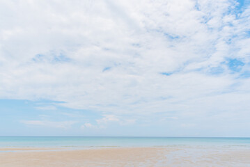 Fototapeta na wymiar beach and tropical sea under cloudy blue sky