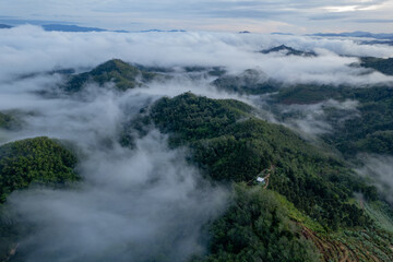 Obraz premium Mountain and fog in Thailand Take a picture with a drone