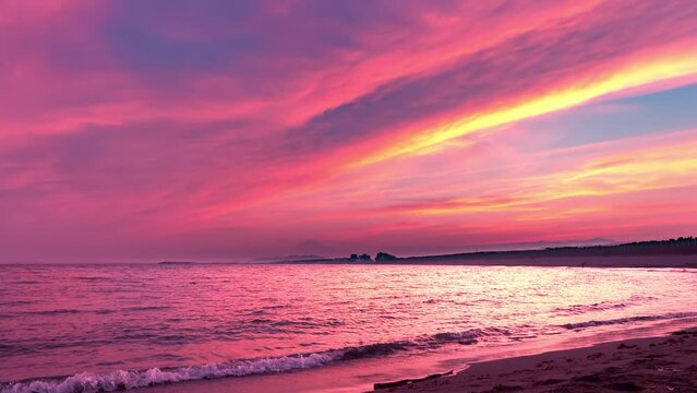 湘南・茅ヶ崎の海岸から眺める夕焼け空と流れる雲（タイムラプス映像）