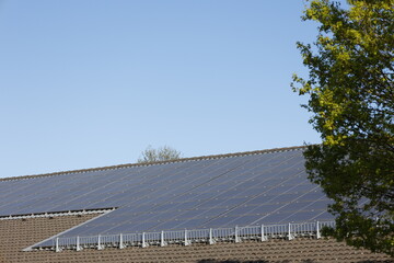Lagerhalle mit solar elemente für grünen Strom