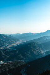 西日射す渓谷。