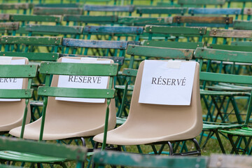 Des chaises résevées pour des vip lors d'un concert ou spectacle