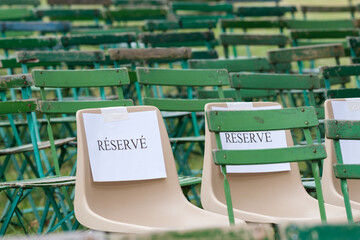 Des chaises résevées pour des vip lors d'un concert ou spectacle - obrazy, fototapety, plakaty