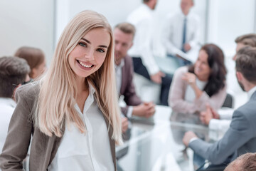 Obraz premium close up. smiling young employee standing in the office