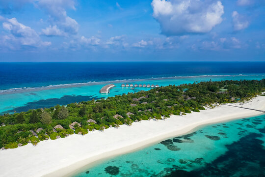 Maldives, Lhaviyani Atoll, Helicopter view of Indian Ocean and Kanuhura island in summer