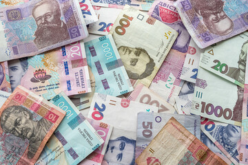 a large amount of bribes in Ukrainian currency is on the table after their withdrawal.