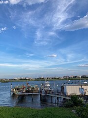 多摩川河口の船と青空の風景