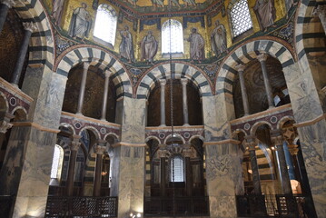 Obraz premium Intérieur de la cathédrale d'Aix-la-Chapelle. Allemagne