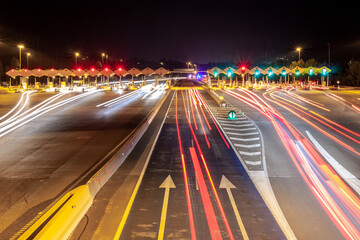 Circulación nocturna por autopista. Concepto vida nocturan, conducción, circulación.
