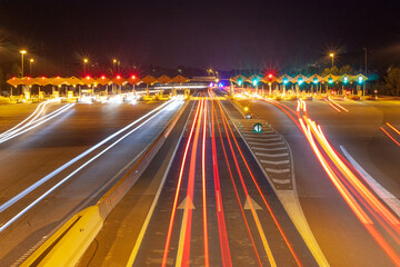 Fototapeta na wymiar Circulación nocturna por autopista. Concepto vida nocturan, conducción, circulación.