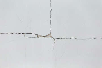 Cracks on the ceiling of the house