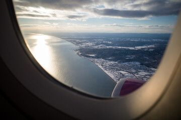 釧路空港から離陸する飛行機の窓から見た雪景色