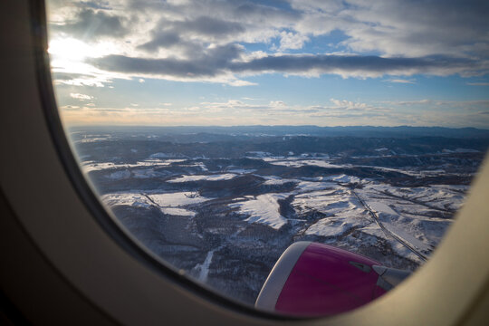 釧路空港から離陸する飛行機の窓から見た雪景色