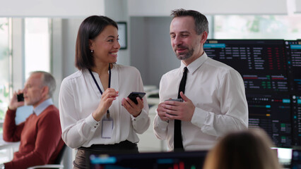 Obraz premium Diverse colleagues chat and drink coffee during break at work