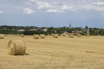 Balles de paille après les moissons	