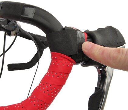 D&eacute;pose et pose d'un ruban de cintre sur un v&eacute;lo de route.