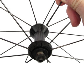 Entretien et réparation d'une roue de vélo.