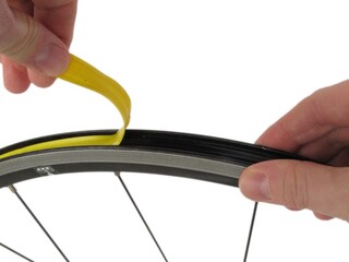 Entretien et réparation d'une roue de vélo.