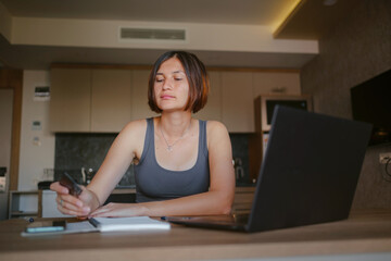 Obraz premium young asian woman at home, remote work