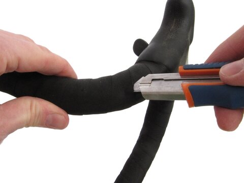 D&eacute;pose et pose d'un ruban de cintre sur un v&eacute;lo de route.