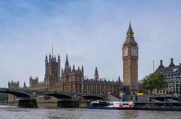 Fototapeta na wymiar Panoramic view of Westminster Palace and Big Ben tower on River Thames, London