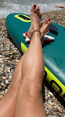 una mujer haciendo tabla surf 