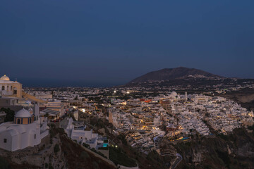 Obraz premium Streets and buildings in the street of Fira (Thera) city on the island of Santorini, Greece.