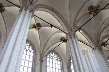 Obraz premium Amsterdam Nieuwe Kerk Church Interior View with White Ceiling, Arches and Windows, Netherlands