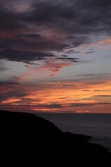 日の出前の空と海
