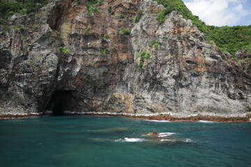 岩場の洞窟と海