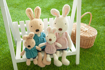 벤치의 토끼 가족 © 용철 장