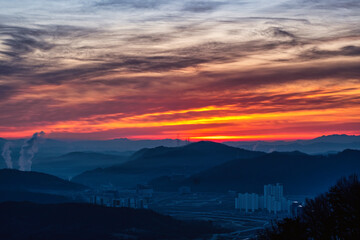 Obraz premium Scenic view of mountains against sky during sunrise