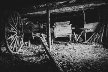Fototapeta na wymiar vieille grange en noir et blanc