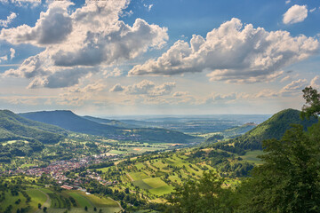 Obraz premium panoramic landscape at at a viewpoint on the Swabian Alb above village of Neidlingen, Baden-Württemberg, Germany