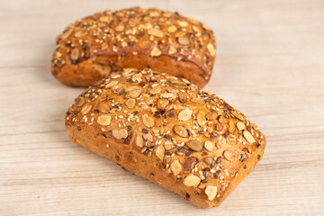 Zwei Vollkorn-Brötchen