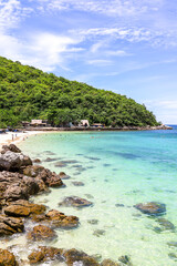 Obraz premium Beautiful white sand beach and crystal clear water at Sangwan Beach,Koh Larn,Pattaya,Chonburi,Eastern Thailand.