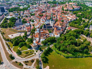 Obraz premium Beautiful panoramic view of Tallinn, the capital of Estonia with an old town in the middle of the city. Aerial Tallinn view.